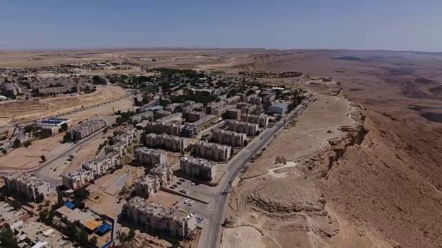 Mitzpe Ramon, Makhtesh Ramon边缘的一个城市视频素材