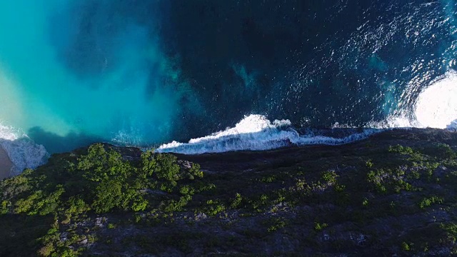 空中海岸线和海浪撞击岩石悬崖海岸线。视频素材