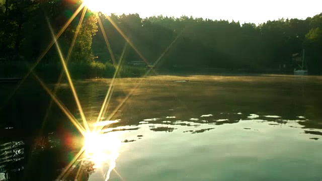 湖在日出在雾全景，波兰，马苏里亚湖区-股票视频视频素材