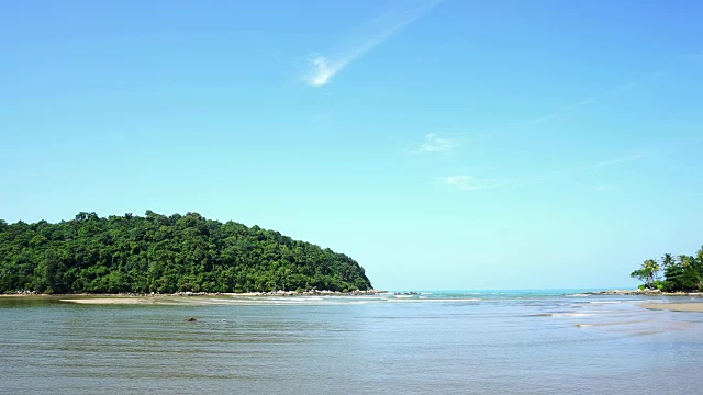 美丽的热带海洋和湛蓝的天空，夏季的云朵，普吉岛视频素材