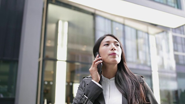 女商人用智能手机等出租车视频素材