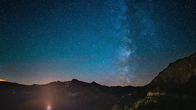 银河系在阿尔卑斯山上空旋转的时间流逝视频素材