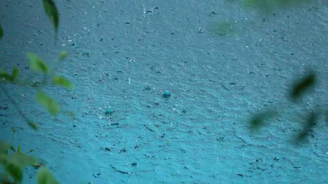 时间扭曲效应:雨滴落在水面上，溅起水花视频素材