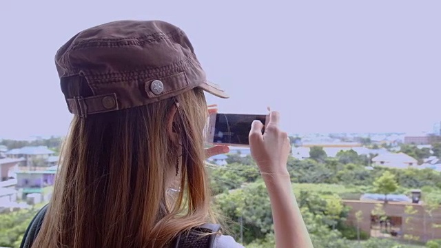 女性白天使用智能手机视频素材