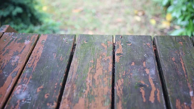 雨中旧木板的特写视频素材