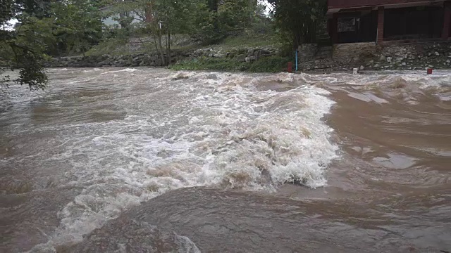 慢镜头近距离拍摄热带雨林的山洪视频素材