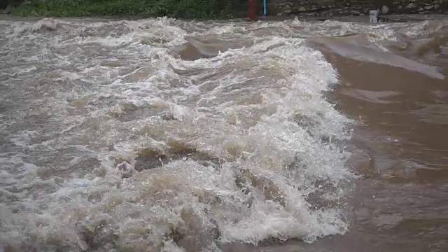 雨林中的山洪是慢镜头视频素材