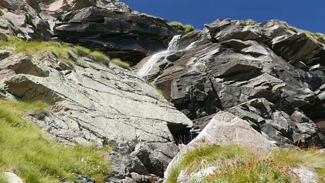 阿尔卑斯山脉的流水，缓慢的移动，放大视频素材