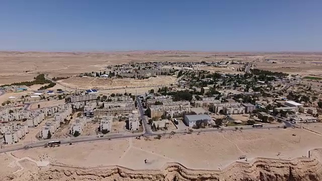 Mitzpe Ramon, Makhtesh Ramon边缘的一个城市视频素材