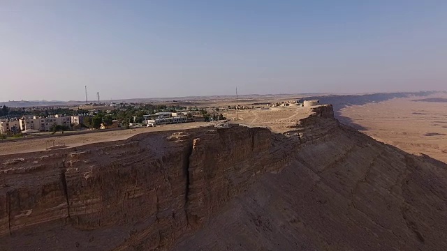 Mitzpe Ramon, Makhtesh Ramon边缘的一个城市视频素材