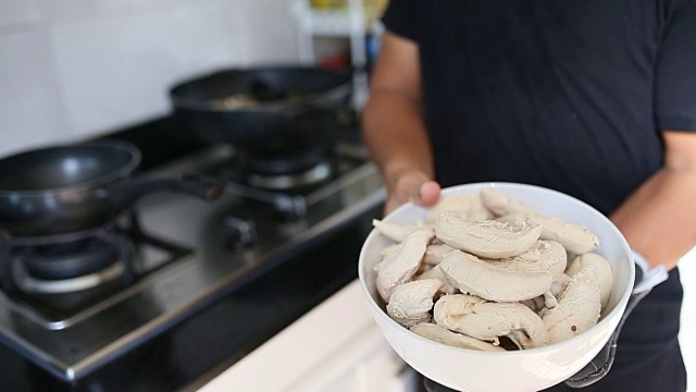 精瘦鸡胸肉的烹饪。视频素材