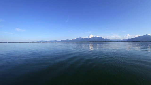 POV:在巴伐利亚的Chiemsee湖航行，在夏天视频素材