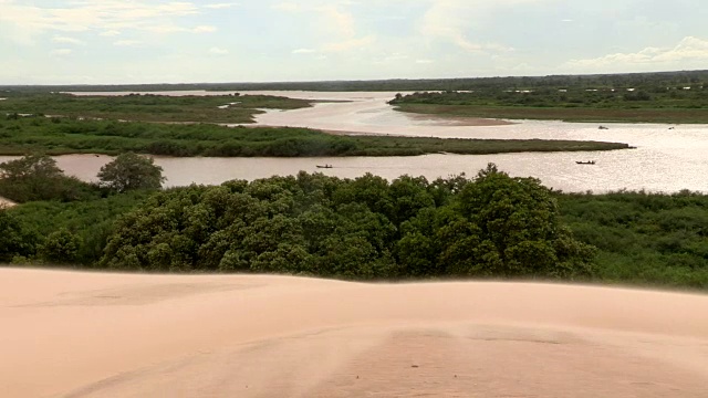 沙漠景观。撒哈拉风吹沙。干旱、干燥的沙漠景观。在沙丘里吹沙子视频素材