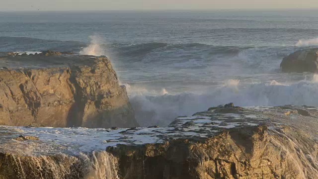 大浪撞击岩石悬崖的慢镜头视频素材