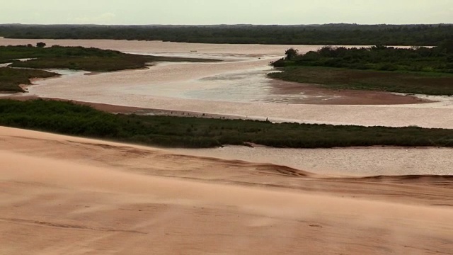 沙漠景观。撒哈拉风吹沙。干旱、干燥的沙漠景观。在沙丘里吹沙子视频素材