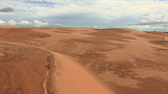 沙漠景观。撒哈拉风吹沙。干旱、干燥的沙漠景观。在沙丘里吹沙子视频素材