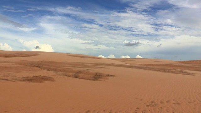 沙漠景观。撒哈拉风吹沙。干旱、干燥的沙漠景观。在沙丘里吹沙子视频素材