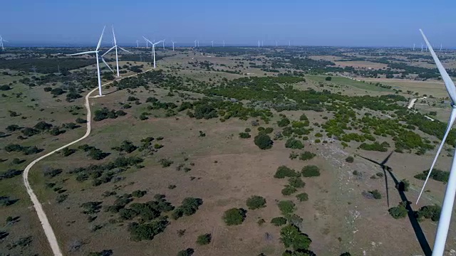 大型风电场生产清洁可再生能源的创新与技术对抗气候变化视频素材