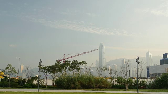 日落香港九龙建筑起重机ifc大厦全景4k中国视频素材