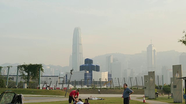 日落香港湾九龙公园ifc大厦全景4k中国视频素材