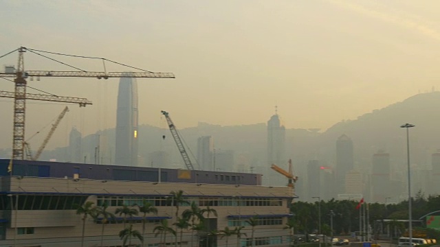 香港九龙日落天空施工起重机ifc大厦全景4k中国视频素材