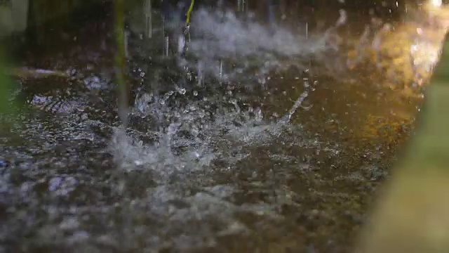 大雨雨滴在水面缓慢运动视频素材