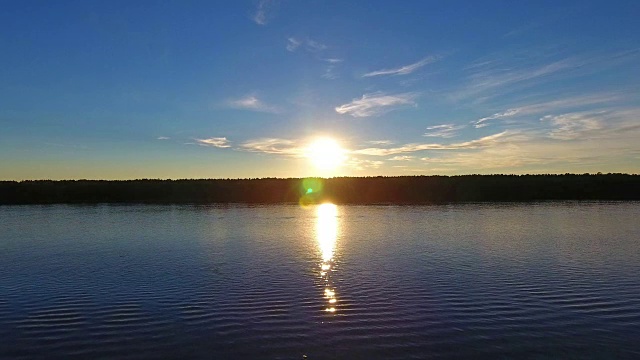 河流前面的夕阳，鸟瞰图视频素材