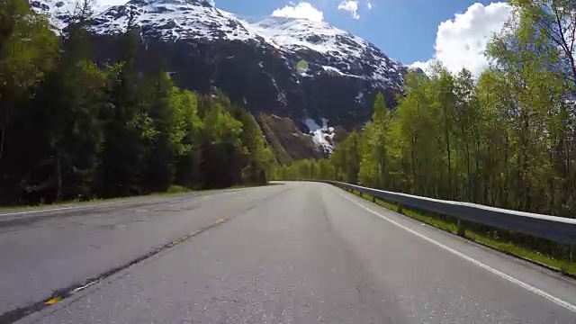 在挪威一条蜿蜒的道路上开车视频素材