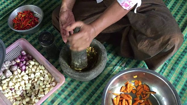 手捣鲜香料咖喱酱视频素材