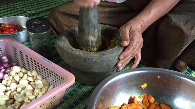 手捣鲜香料咖喱酱视频素材