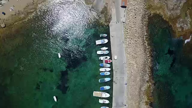 一个小港口。蓝色的美丽的海湾。塞浦路斯。度假胜地。地中海。交通工具。假期视频素材