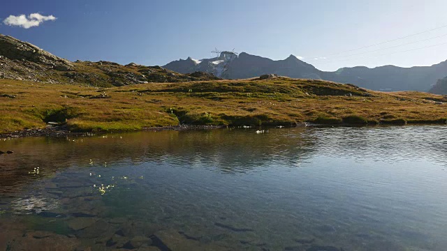 阿尔卑斯山上田园诗般的高海拔湖泊视频素材