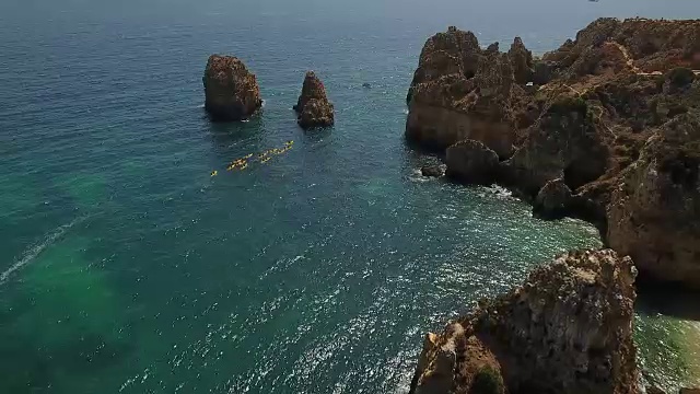 天线。Ponta de Piedade海湾的皮艇航拍。视频素材