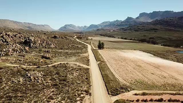 雌性跑过塞德堡的极端地形视频素材