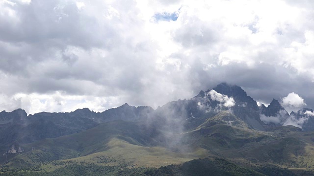 云绕山旋转的时间流逝视图视频素材