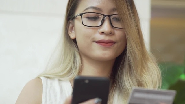 女子在网上购物视频素材