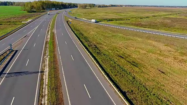 空中道路的观点。鸟瞰图车辆在乡村道路上的田野视频素材