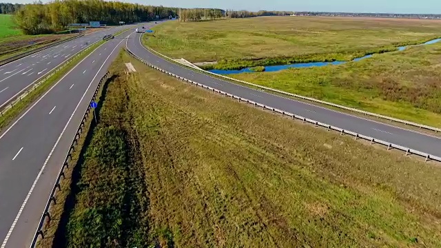 汽车和卡车在十字路口行驶。公路的无人机视图视频素材