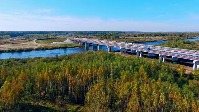 空中桥梁景观。空中公路桥。河上公路视频素材