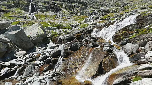 阿尔卑斯山的流水，动作缓慢视频素材