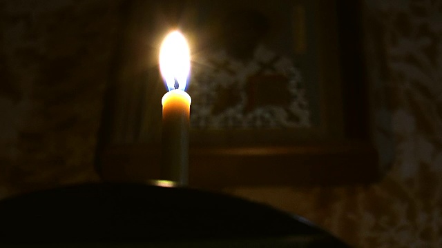 燃烧的蜡烛在背景上的图标视频素材