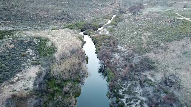 宁静的河流流过塞德堡山脉视频素材