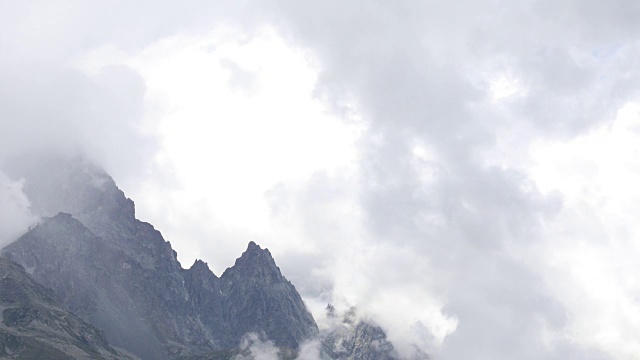 暴风雨过后，云团在山峰上盘旋视频素材