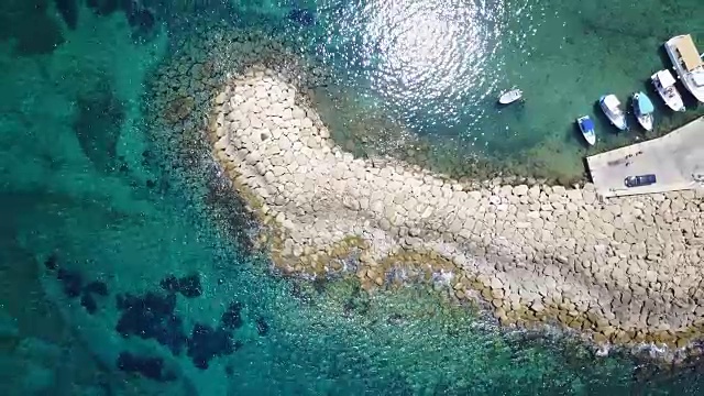 一个小港口。蓝色的美丽的海湾。塞浦路斯。度假胜地。地中海。交通工具。假期视频素材