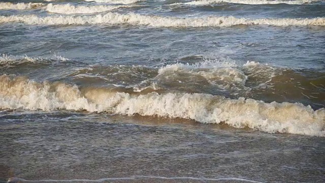 十几岁的男孩从海滩跑向大海视频素材