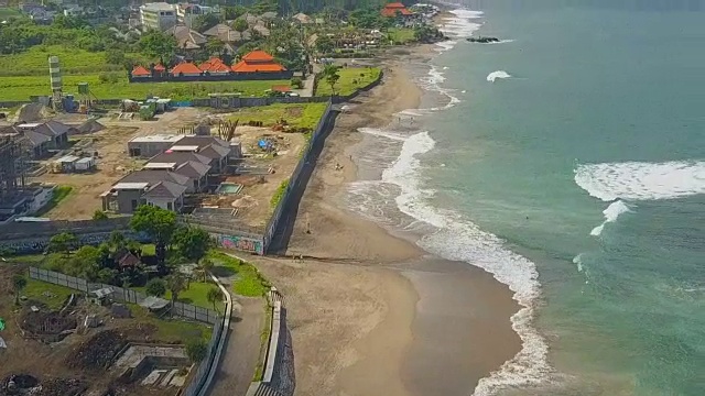 AERIAL:巴厘岛海滨豪华度假胜地的旅游建筑工地视频素材