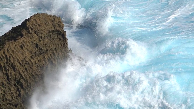 慢动作:强大的海浪冲击着岩石礁浅滩视频素材