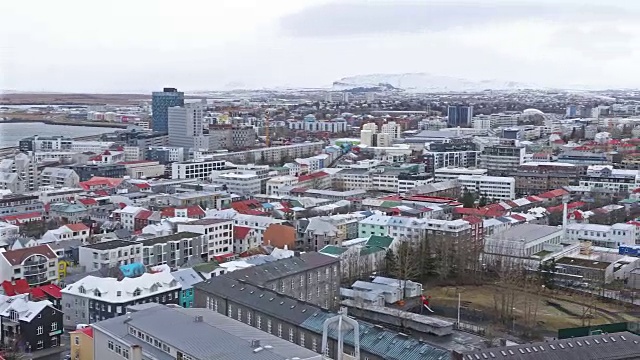 从冰岛雷克雅未克Hallgrimskirkja大教堂拍摄的雷克雅未克城市景观视频素材