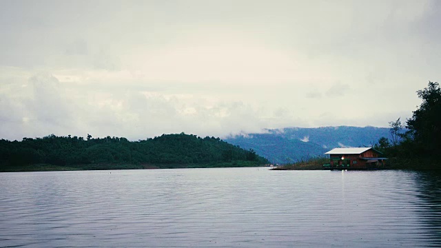 在雨天筑水坝视频素材