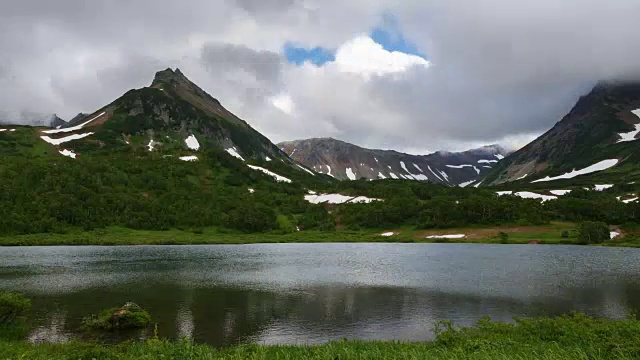 落基山脉和湖泊，云飘过天空多云的天气视频素材